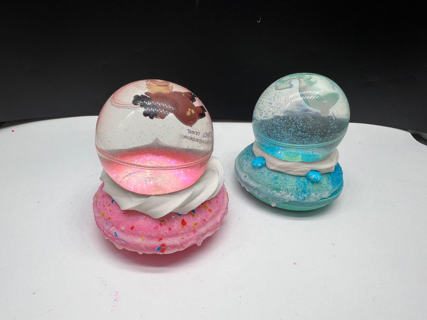 Snow globe bath bomb with bubble frosting