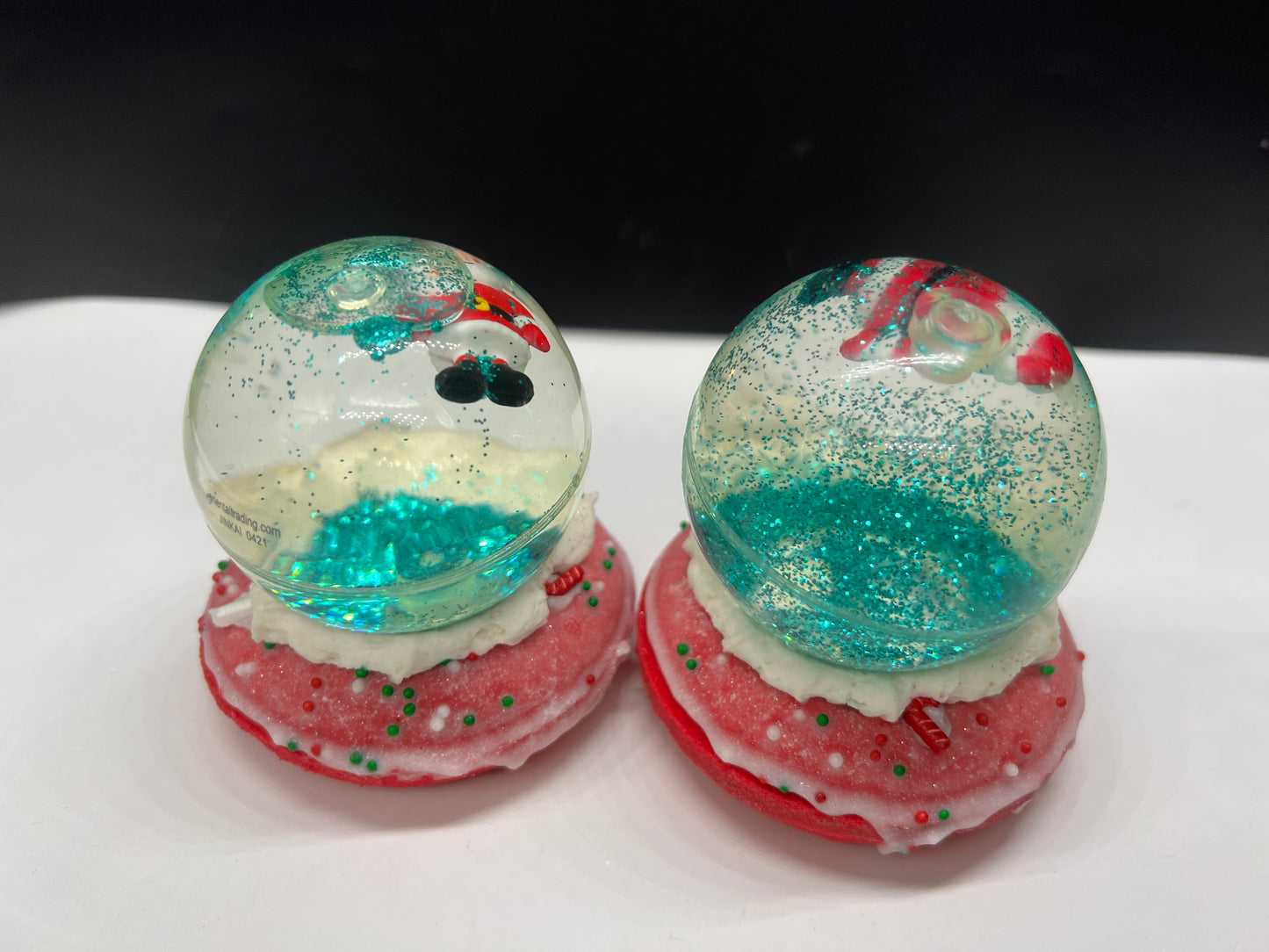 Snow globe bath bomb with bubble frosting